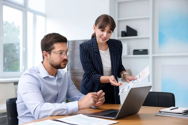 Ofiste müvekkil ile çalışan bir danışman. İş toplantısı