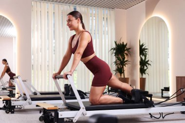 Pilates stüdyosunda yenilikçi bir kadın.