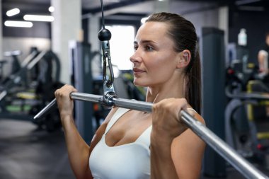 Spor salonunda atletik kadın antrenmanı.