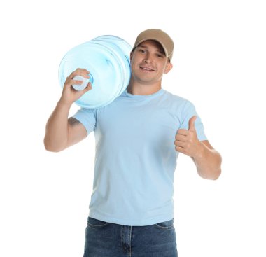 Daha soğuk su şişesiyle gülümseyen teslimatçı beyaz arka planda baş parmak gösteriyor.