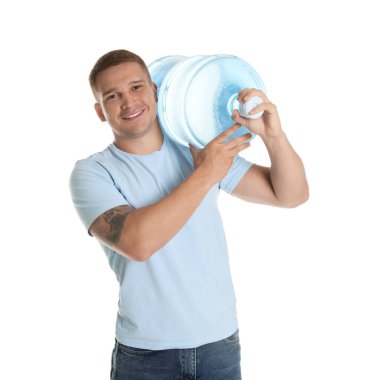 Beyaz arka planda soğuk su şişesiyle gülümseyen teslimatçı.