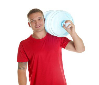 Beyaz arka planda soğuk su şişesiyle gülümseyen teslimatçı.