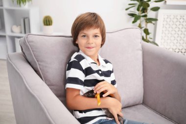 Hayaller gerçek olur. Evdeki koltukta evcil faresi olan küçük çocuk.