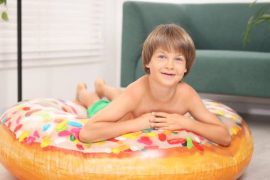 Denizde tatilin hayalini kuruyorum. Şişme halkalı küçük çocuk içeride.