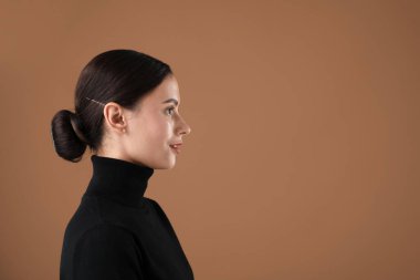 Kahverengi arka planda güzel bir kadının portresi. Metin için boşluk