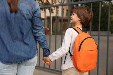 Anne oğlunu açık hava okuluna götürüyor, yakın çekim.