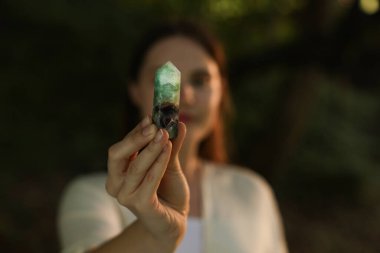 Kadın, aurasını iyileştirmek ya da yenilemek için kristalle meditasyon yapıyor.