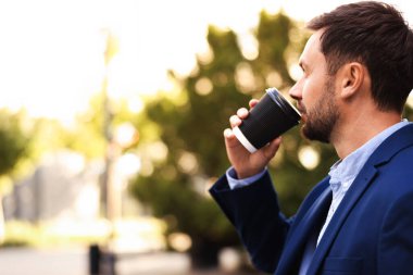 Paket kahve. Açık havada kağıt bardak içen adam, mesaj için yer var.