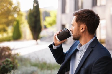 Paket kahve. Açık havada kağıt bardak içen adam, mesaj için yer var.