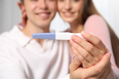 Evde hamilelik testi olan mutlu çift, seçici odaklanma