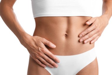 Beyaz arka planda düz göbekli kadın, yakın plan.