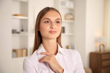 Evdeki güzel genç kadının portresi.