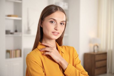 Evdeki güzel genç kadının portresi.