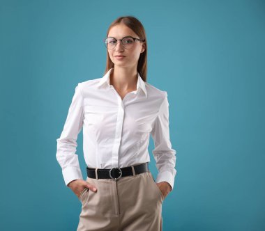 Mavi arka planda güzel bir kadının portresi