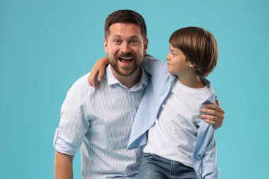 Baba ve oğul açık mavi arka planda