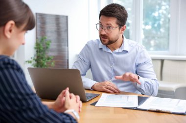 Ofiste müvekkil ile çalışan bir danışman. İş toplantısı