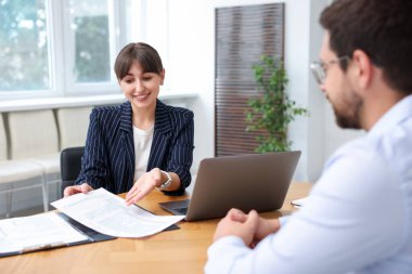 Ofiste müvekkil ile çalışan bir danışman. İş toplantısı