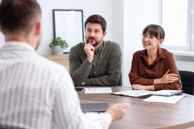 Ofiste iş danışmanıyla görüşen çift.