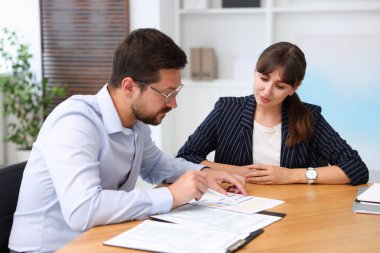 Ofiste müvekkil ile çalışan bir danışman. İş toplantısı