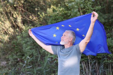 Avrupa Birliği bayrağıyla gülümseyen yaşlı adam