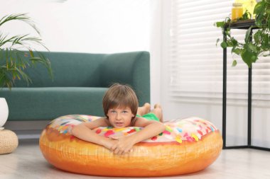 Denizde tatilin hayalini kuruyorum. Şişme halkalı küçük çocuk içeride.