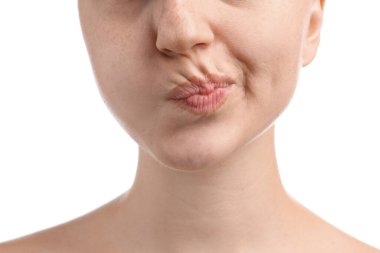 Beyaz arka planda ağız gargarası olan bir kadın, yakın plan. Ağız temizliği.