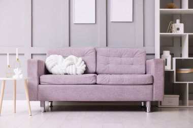 İçeride yastıkları olan rahat gri bir kanepe. İç tasarım