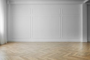 Parke zemin, ferah, boş bir odada.