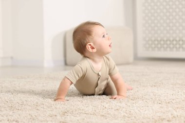 Evde yerde tatlı bir bebek var.