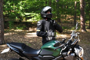 Modern motosikletli kasklı genç adam.