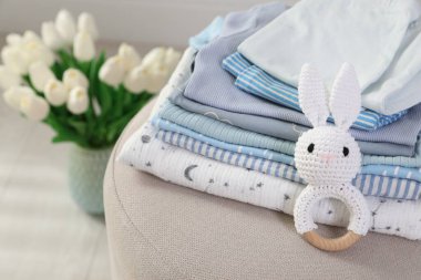 Temiz bebek kıyafetleri ve oyuncak yığını içeride, kapalı kapılar ardında.