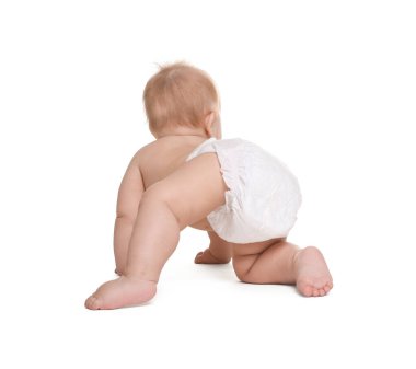 Beyaz arka planda, bebek bezli şirin bir bebek.