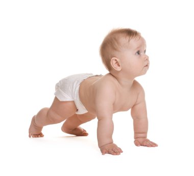 Beyaz arka planda bebek bezi takmış şirin bir bebek.