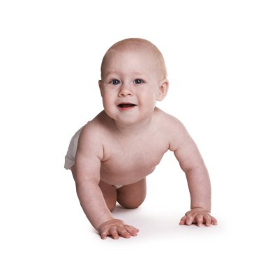 Beyaz arka planda bebek bezi takmış şirin bir bebek.