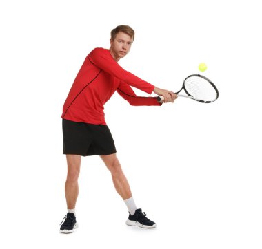 Raketli bir adam beyaz arka planda tenis oynuyor.