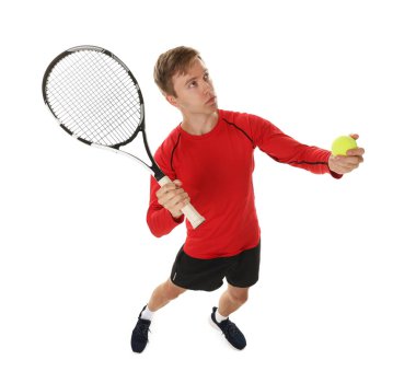 Beyaz arka planda tenis raketi ve topu olan bir adam.