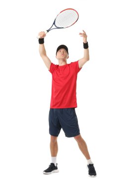 Beyaz arka planda tenis raketi olan bir adam.