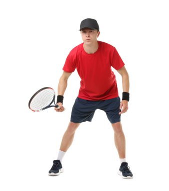 Beyaz arka planda tenis raketi olan bir adam.