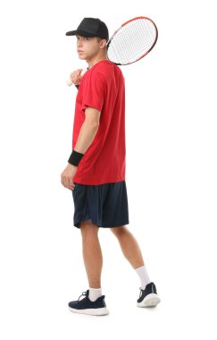 Beyaz arka planda tenis raketi olan bir adam.