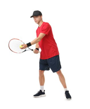 Beyaz arka planda tenis raketi ve topu olan bir adam.