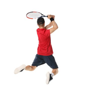 Beyaz arka planda tenis raketi olan bir adam.