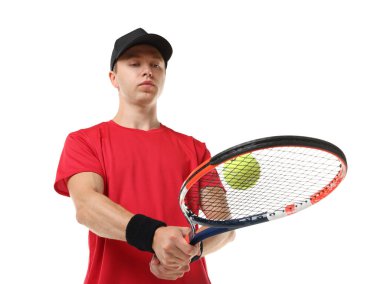 Beyaz arka planda tenis raketi ve topu olan adam, düşük açılı görüş.