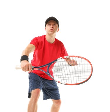 Beyaz arka planda tenis raketi olan adam, düşük açılı görüş.