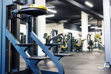 Spor salonundaki profesyonel spor aletleri. Metin için boşluk