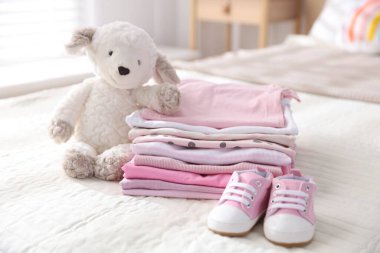 Temiz bebek kıyafetleri, ayakkabılar ve aksesuarlar kapalı yatak örtüleri, yakın çekim