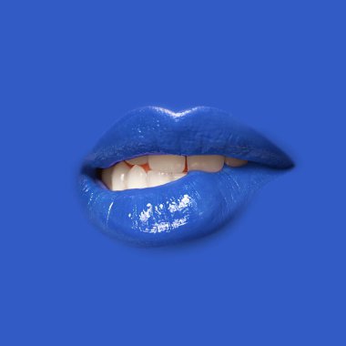 Kadının dudakları arka plandaki ruj rengiyle uyuşuyor.