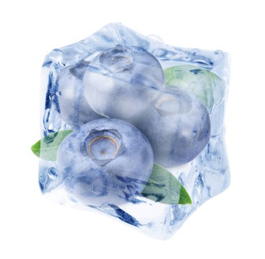 Beyaz arka planda olgun yaban mersini ve yeşil yapraklar buz küpünde