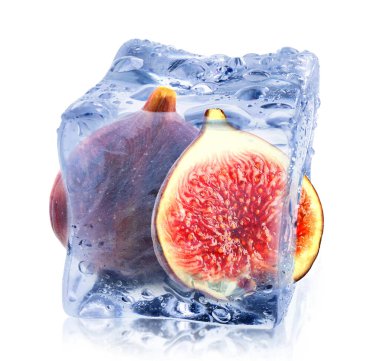 Buz küpünün içindeki taze incirler beyaza izole edilmiş.