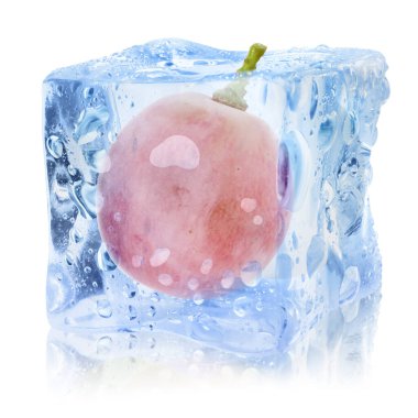 Beyaz zemin üzerinde buz küpünün içinde taze üzüm
