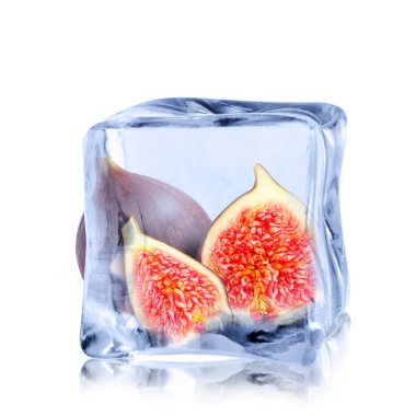 Buz küpünün içindeki taze incirler beyaza izole edilmiş.